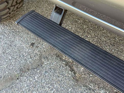 Used 2024 GMC Sierra 3500 SLT w/ SLT Premium Package image 11