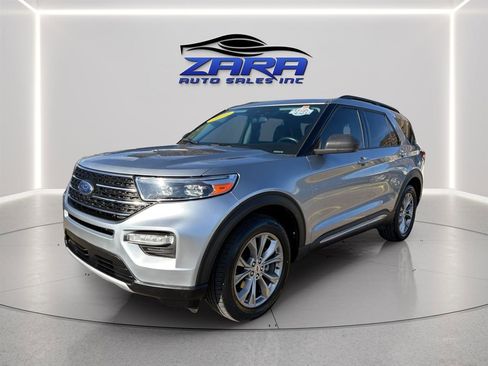 Used 2023 Ford Explorer XLT w/ Equipment Group 202A image 3