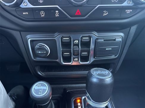 Used 2020 Jeep Wrangler Unlimited Sahara image 20