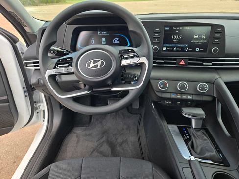 New 2026 Hyundai Elantra SE FWD image 9