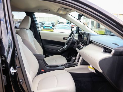 Used 2025 Toyota Corolla Cross LE FWD image 9