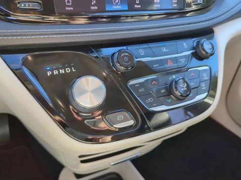 Used 2022 Chrysler Pacifica Touring-L FWD image 20