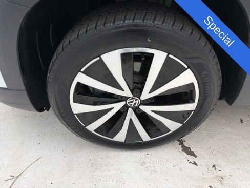 Used 2024 Volkswagen Taos SE image 4