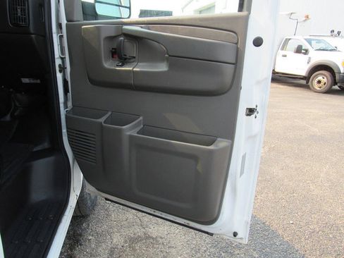 Used 2015 Chevrolet Express 2500 RWD image 12