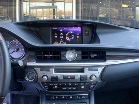 Used 2018 Lexus ES 350 w/ Luxury Package w/Wood Trim image 19