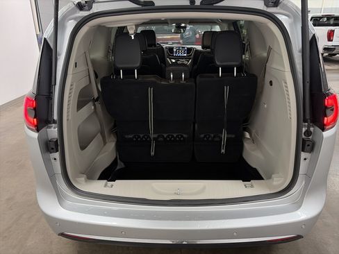 Used 2024 Chrysler Pacifica Touring-L FWD image 28