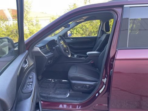 Used 2023 Jeep Grand Cherokee Laredo image 17