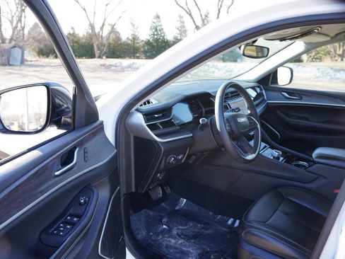 Certified 2023 Jeep Grand Cherokee Limited w/ Black Appearance Package image 16