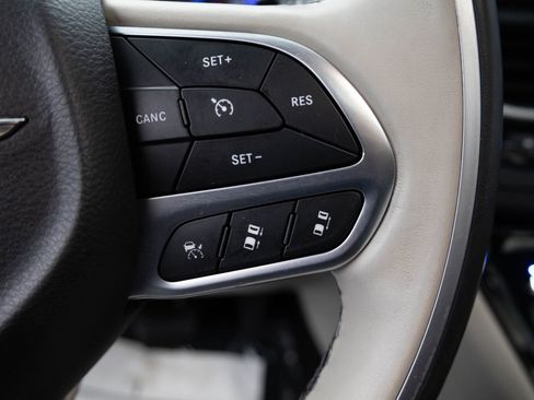 Used 2020 Chrysler Pacifica Limited w/ Advanced Safetytec Group FWD image 23