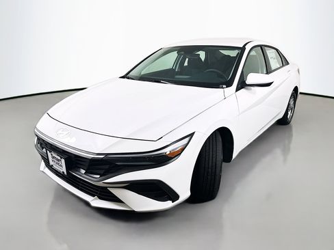 New 2026 Hyundai Elantra SE FWD image 3