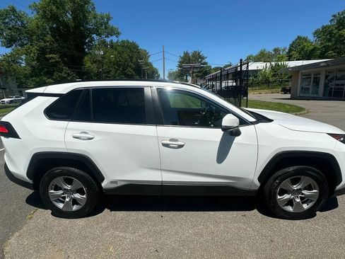 Used 2022 Toyota RAV4 LE AWD/4WD image 4
