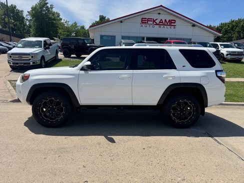 Used 2016 Toyota 4Runner SR5 AWD/4WD image 2