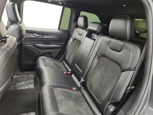Used 2023 Jeep Grand Cherokee Altitude AWD/4WD image 16