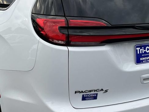 Used 2025 Chrysler Pacifica Limited FWD image 5