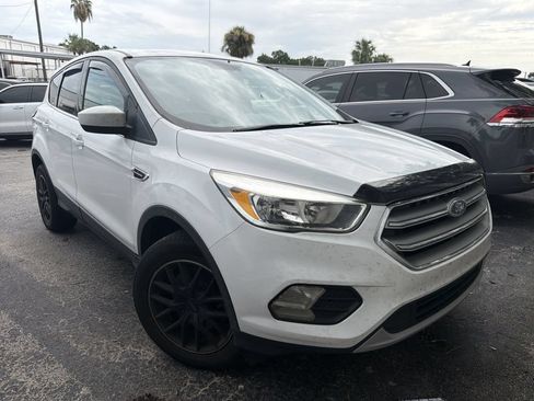 Used 2017 Ford Escape SE FWD image 1