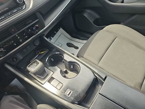 Used 2024 Nissan Rogue S FWD image 25