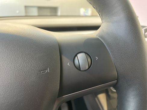 Used 2022 Tesla Model Y Long Range AWD/4WD image 24