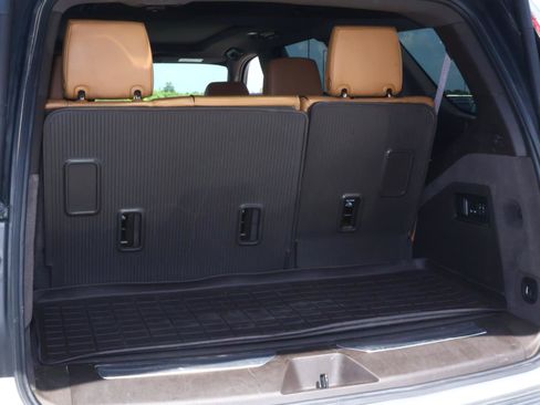 Used 2021 Cadillac Escalade Premium Luxury RWD image 28