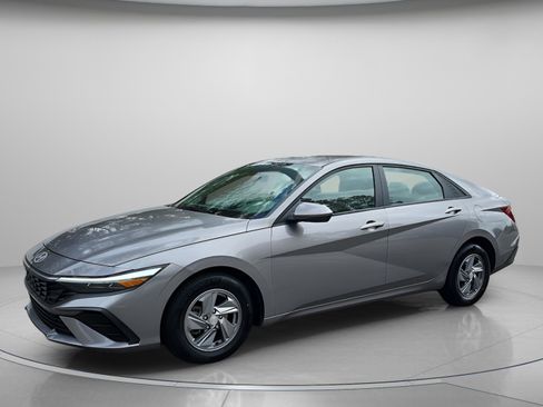 Certified 2024 Hyundai Elantra SE image 2