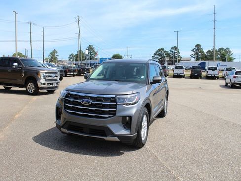Used 2025 Ford Explorer Active w/ Active Comfort Package RWD image 4