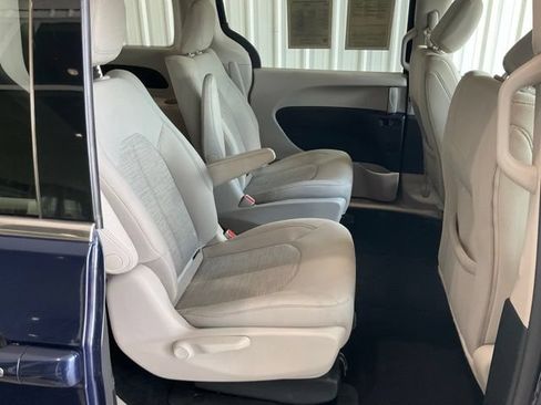 Used 2018 Chrysler Pacifica Touring Plus FWD image 20