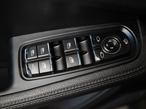 Used 2025 Porsche Macan image 18