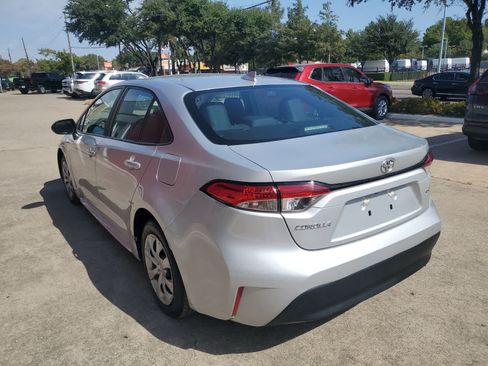 Used 2025 Toyota Corolla LE FWD image 4