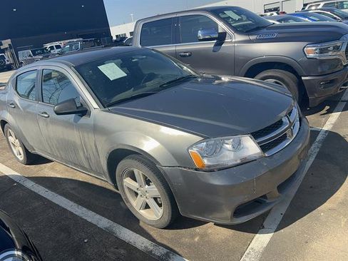 Used 2013 Dodge Avenger SE image 2