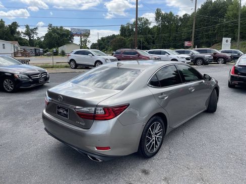 Used 2017 Lexus ES 350 w/ Luxury Package FWD image 6