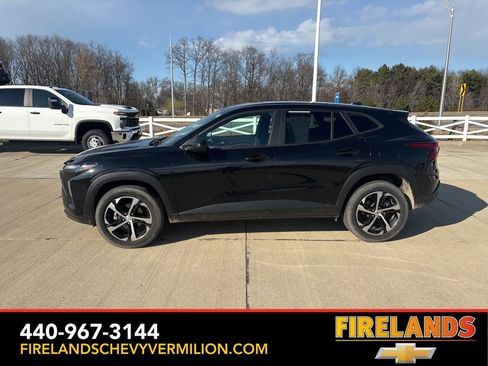 Used 2024 Chevrolet Trax RS image 3