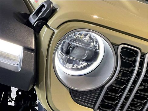 Used 2025 Jeep Wrangler Unlimited Rubicon w/ Convenience Group AWD/4WD image 15