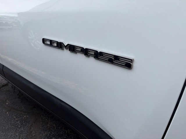 Used 2025 Jeep Compass Limited AWD/4WD image 3