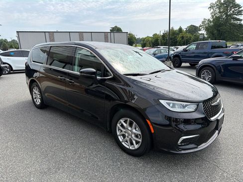 Used 2024 Chrysler Pacifica Touring-L FWD image 8