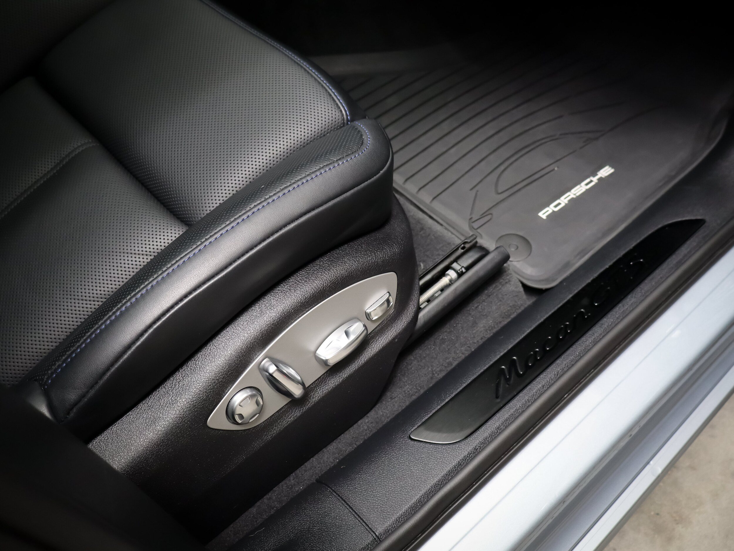 Certified 2025 Porsche Macan GTS AWD/4WD image 35