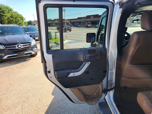 Used 2012 Jeep Wrangler Unlimited Sahara AWD/4WD image 11