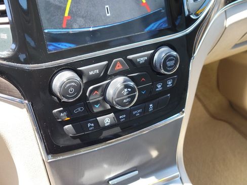 Used 2020 Jeep Grand Cherokee Overland AWD/4WD image 23