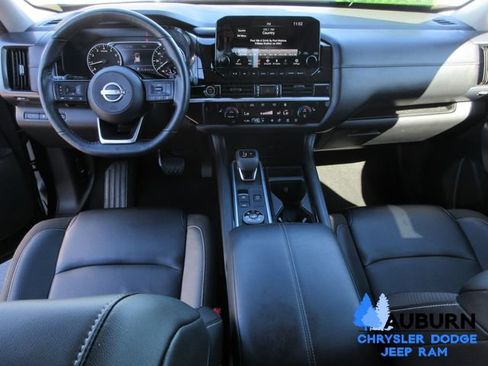 Used 2024 Nissan Pathfinder SL AWD/4WD image 10