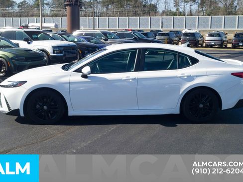 Used 2025 Toyota Camry SE image 11