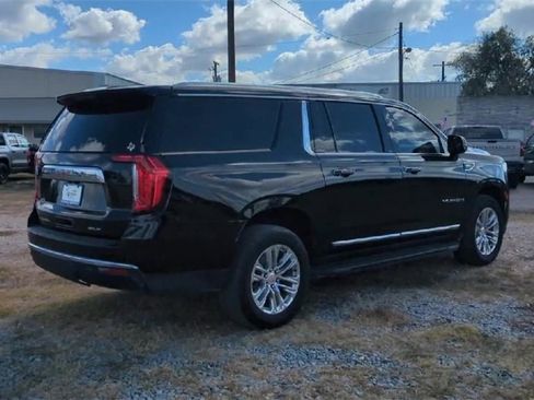 Used 2022 GMC Yukon XL SLT w/ SLT Premium Package image 8