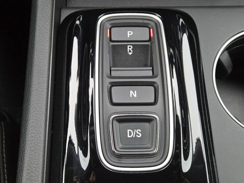 Used 2025 Honda Pilot EX-L image 32