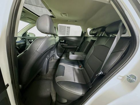 Used 2022 Kia Niro EX image 27