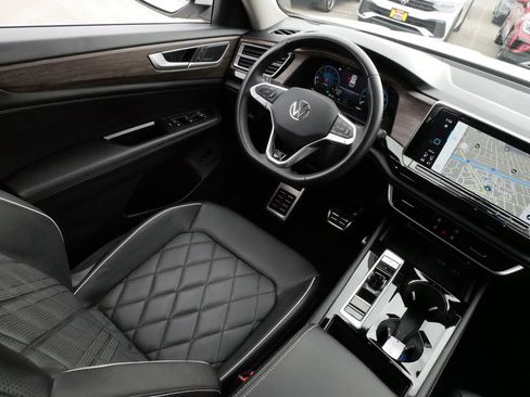 Used 2025 Volkswagen Atlas SEL Premium R-Line image 9