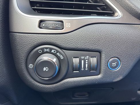 Used 2021 Jeep Cherokee Latitude Lux w/ Comfort/Convenience Group image 21