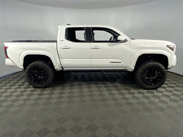Used 2025 Toyota Tacoma SR5 AWD/4WD image 9