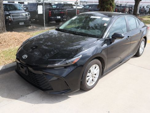 Used 2025 Toyota Camry LE image 5