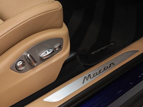 Certified 2023 Porsche Macan AWD/4WD image 19