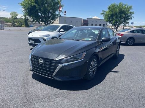 Used 2025 Nissan Altima 2.5 SV FWD image 1