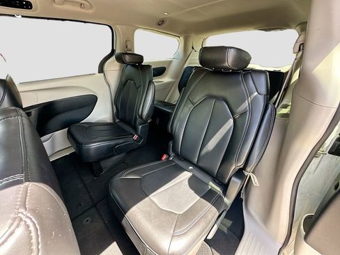 Used 2023 Chrysler Pacifica Touring-L FWD image 23