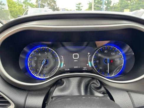 Used 2022 Chrysler Pacifica Touring-L FWD image 22