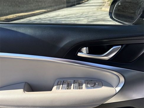 Used 2025 Genesis G70 2.5T image 15